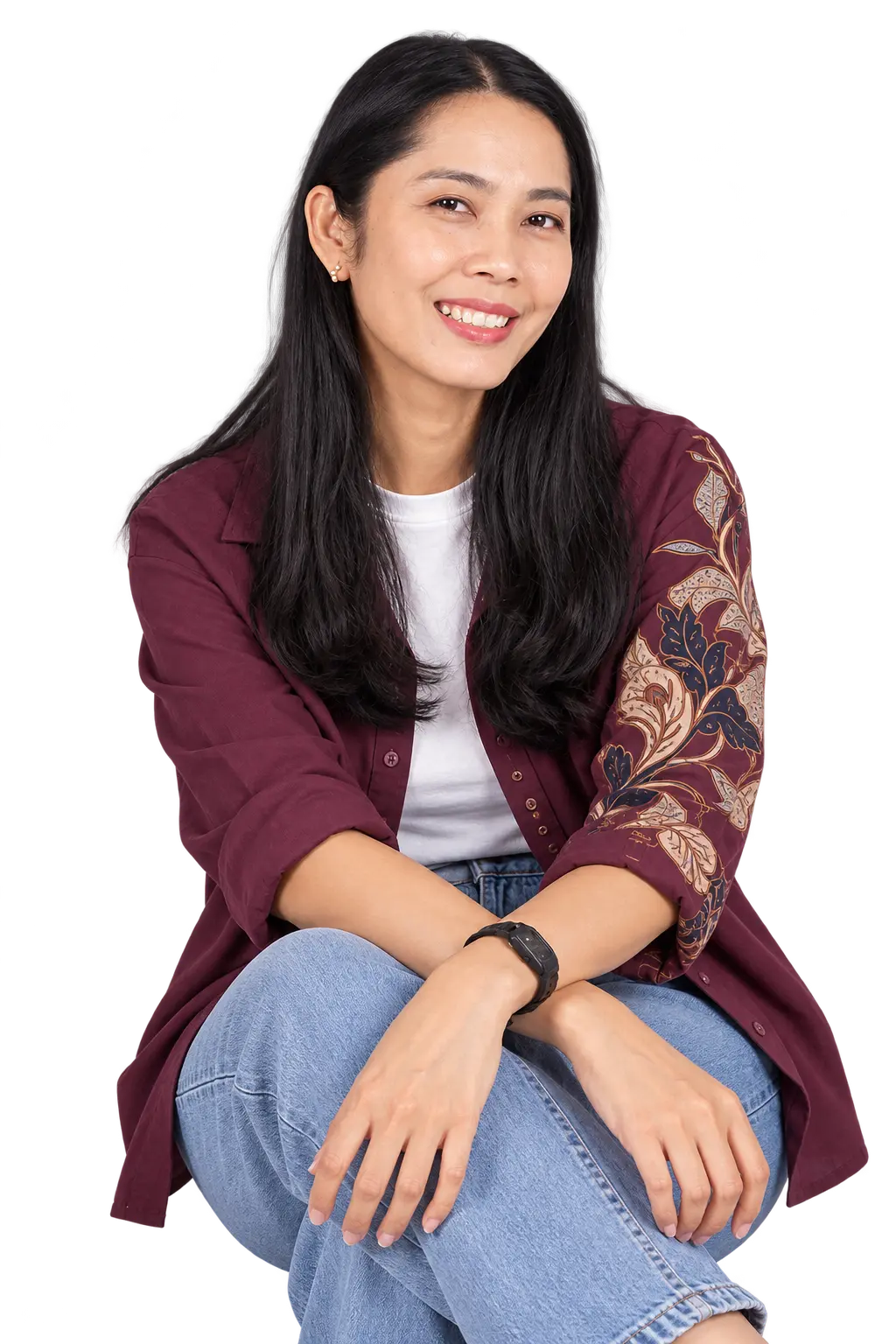 Dilla Wahid tersenyum, mengenakan kemeja dengan lengan batik
